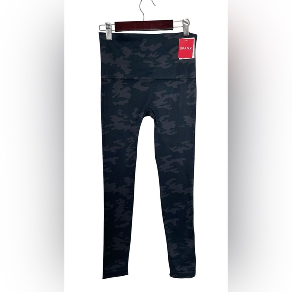 NWT Spanx Look At Me Now Leggings In Black Camo Seamless Size Medium - Picture 1 of 6